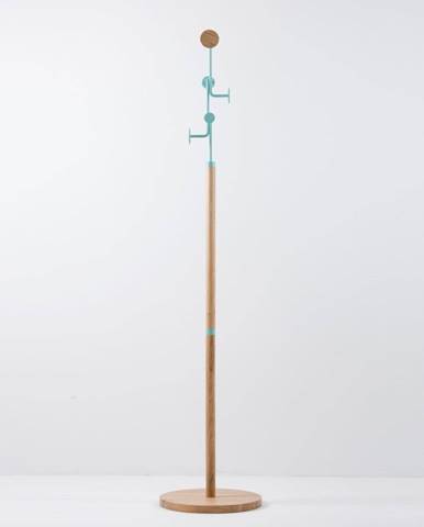 Stojací vešiak z masívneho dubového dreva s modrým detailom Gazzda Hook